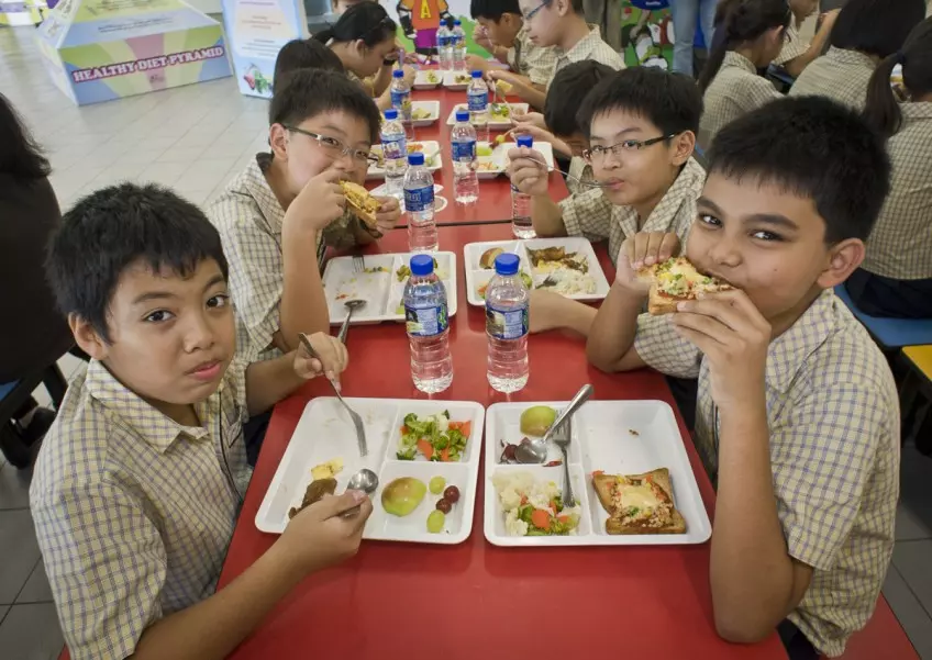 Ilustrasi makan siang gratis pada anak di Singapura
